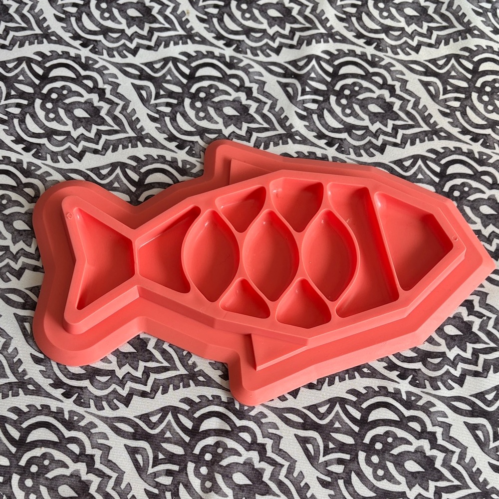 Fish-Shaped Red Silicone Pet Feeding Mat